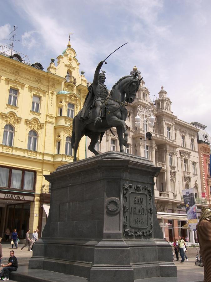 Studio Apartment With A View Of Ban Jelacic Square Zagreb Zimmer foto